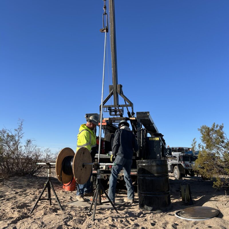 Developing A1-MW-75S large crane on truck with people and spool of tubing
